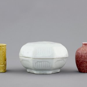 A Qingbai box and cover and two miniature vases, 18th C. — foto 5