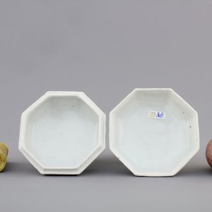 A Qingbai box and cover and two miniature vases, 18th C. — foto 6