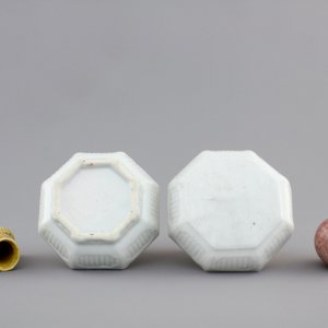 A Qingbai box and cover and two miniature vases, 18th C. — foto 7
