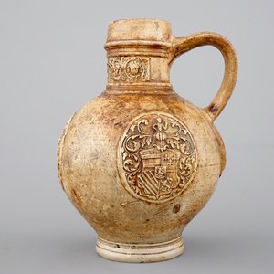 A Raeren armorial stoneware jug, ca.1600 — 照片 2