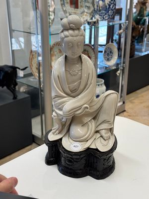 A rare and elegant Chinese Dehua blanc de Chine Guanyin on a wooden stand, Transitional period — photo 1