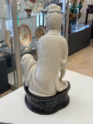 A rare and elegant Chinese Dehua blanc de Chine Guanyin on a wooden stand, Transitional period — photo 3