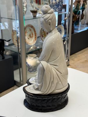 A rare and elegant Chinese Dehua blanc de Chine Guanyin on a wooden stand, Transitional period — photo 4