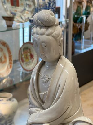 A rare and elegant Chinese Dehua blanc de Chine Guanyin on a wooden stand, Transitional period — photo 5