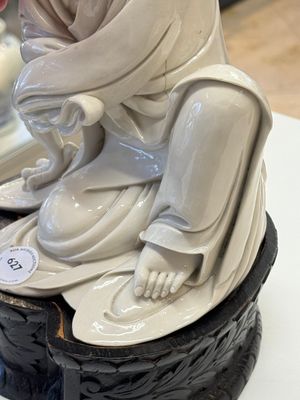 A rare and elegant Chinese Dehua blanc de Chine Guanyin on a wooden stand, Transitional period — photo 7