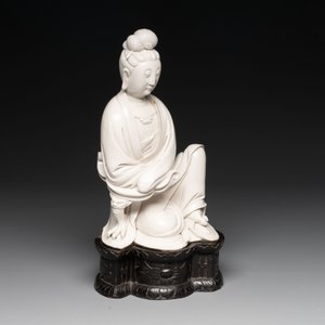 A rare and elegant Chinese Dehua blanc de Chine Guanyin on a wooden stand, Transitional period — photo 16