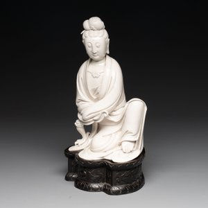 A rare and elegant Chinese Dehua blanc de Chine Guanyin on a wooden stand, Transitional period — photo 17