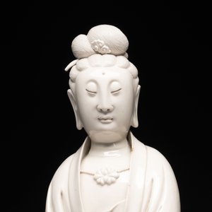 A rare and elegant Chinese Dehua blanc de Chine Guanyin on a wooden stand, Transitional period — photo 18