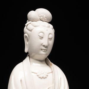 A rare and elegant Chinese Dehua blanc de Chine Guanyin on a wooden stand, Transitional period — photo 19