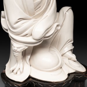A rare and elegant Chinese Dehua blanc de Chine Guanyin on a wooden stand, Transitional period — photo 20