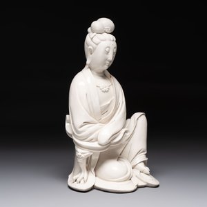 A rare and elegant Chinese Dehua blanc de Chine Guanyin on a wooden stand, Transitional period — photo 3