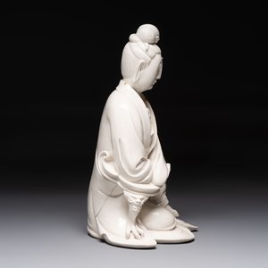 A rare and elegant Chinese Dehua blanc de Chine Guanyin on a wooden stand, Transitional period — photo 4
