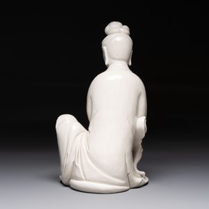 A rare and elegant Chinese Dehua blanc de Chine Guanyin on a wooden stand, Transitional period — photo 5