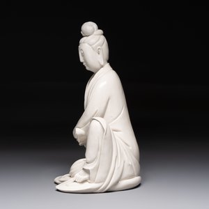 A rare and elegant Chinese Dehua blanc de Chine Guanyin on a wooden stand, Transitional period — photo 6