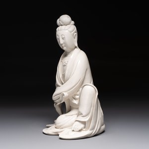 A rare and elegant Chinese Dehua blanc de Chine Guanyin on a wooden stand, Transitional period — photo 7
