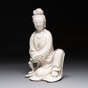 A rare and elegant Chinese Dehua blanc de Chine Guanyin on a wooden stand, Transitional period — photo 8