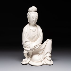 A rare and elegant Chinese Dehua blanc de Chine Guanyin on a wooden stand, Transitional period — photo 9