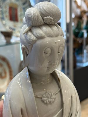 A rare and elegant Chinese Dehua blanc de Chine Guanyin on a wooden stand, Transitional period — foto 11
