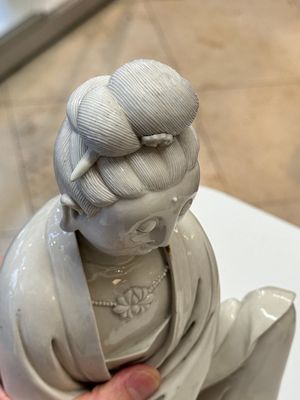 A rare and elegant Chinese Dehua blanc de Chine Guanyin on a wooden stand, Transitional period — foto 12
