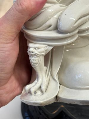 A rare and elegant Chinese Dehua blanc de Chine Guanyin on a wooden stand, Transitional period — foto 13