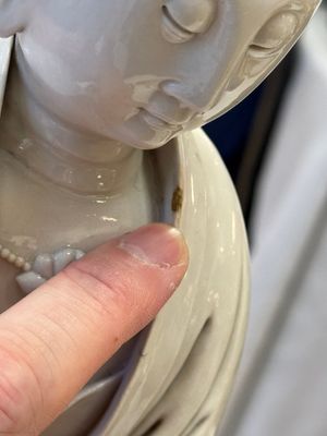 A rare and elegant Chinese Dehua blanc de Chine Guanyin on a wooden stand, Transitional period — foto 16