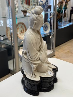 A rare and elegant Chinese Dehua blanc de Chine Guanyin on a wooden stand, Transitional period — foto 2