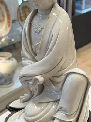 A rare and elegant Chinese Dehua blanc de Chine Guanyin on a wooden stand, Transitional period — foto 6