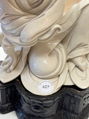 A rare and elegant Chinese Dehua blanc de Chine Guanyin on a wooden stand, Transitional period — foto 8