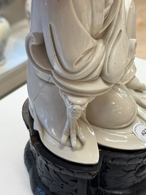 A rare and elegant Chinese Dehua blanc de Chine Guanyin on a wooden stand, Transitional period — foto 9