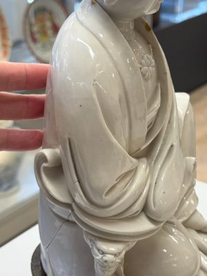 A rare and elegant Chinese Dehua blanc de Chine Guanyin on a wooden stand, Transitional period — foto 10