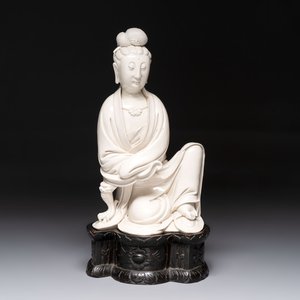 A rare and elegant Chinese Dehua blanc de Chine Guanyin on a wooden stand, Transitional period — foto 1