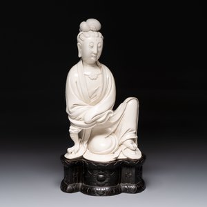 A rare and elegant Chinese Dehua blanc de Chine Guanyin on a wooden stand, Transitional period — foto 12