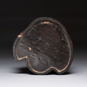 A rare and elegant Chinese Dehua blanc de Chine Guanyin on a wooden stand, Transitional period — foto 13