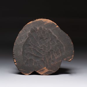 A rare and elegant Chinese Dehua blanc de Chine Guanyin on a wooden stand, Transitional period — foto 14