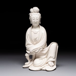 A rare and elegant Chinese Dehua blanc de Chine Guanyin on a wooden stand, Transitional period — foto 2