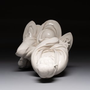 A rare and elegant Chinese Dehua blanc de Chine Guanyin on a wooden stand, Transitional period — foto 10