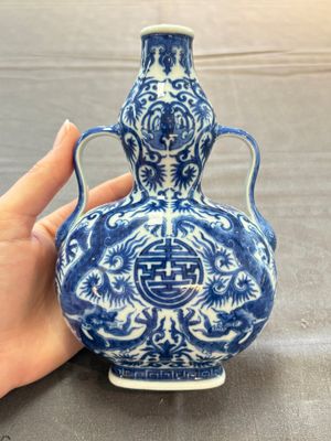 A rare and fine Chinese blue and white double gourd 'dragon' vase with ruyi handles, Qianlong mark and of the period — 照片 1