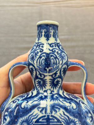 A rare and fine Chinese blue and white double gourd 'dragon' vase with ruyi handles, Qianlong mark and of the period — 照片 11