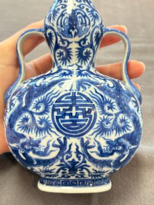 A rare and fine Chinese blue and white double gourd 'dragon' vase with ruyi handles, Qianlong mark and of the period — 照片 12
