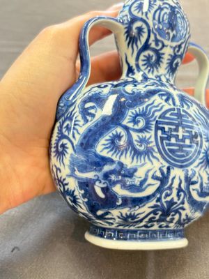 A rare and fine Chinese blue and white double gourd 'dragon' vase with ruyi handles, Qianlong mark and of the period — 照片 13