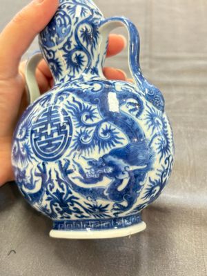 A rare and fine Chinese blue and white double gourd 'dragon' vase with ruyi handles, Qianlong mark and of the period — 照片 14