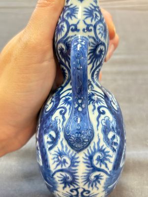 A rare and fine Chinese blue and white double gourd 'dragon' vase with ruyi handles, Qianlong mark and of the period — 照片 15