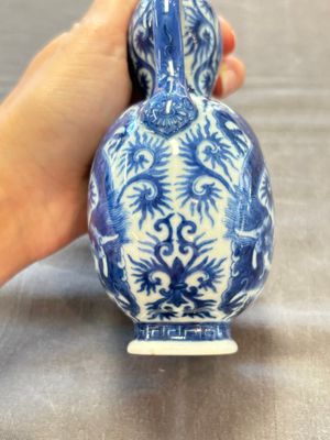 A rare and fine Chinese blue and white double gourd 'dragon' vase with ruyi handles, Qianlong mark and of the period — 照片 16
