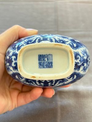 A rare and fine Chinese blue and white double gourd 'dragon' vase with ruyi handles, Qianlong mark and of the period — 照片 18