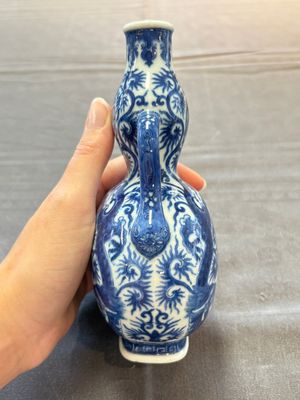 A rare and fine Chinese blue and white double gourd 'dragon' vase with ruyi handles, Qianlong mark and of the period — 照片 2