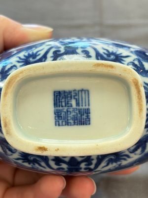 A rare and fine Chinese blue and white double gourd 'dragon' vase with ruyi handles, Qianlong mark and of the period — 照片 19