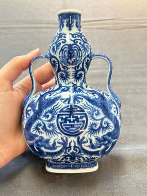 A rare and fine Chinese blue and white double gourd 'dragon' vase with ruyi handles, Qianlong mark and of the period — 照片 3