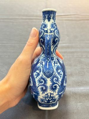 A rare and fine Chinese blue and white double gourd 'dragon' vase with ruyi handles, Qianlong mark and of the period — 照片 4