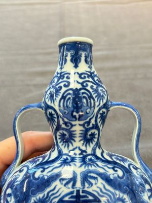 A rare and fine Chinese blue and white double gourd 'dragon' vase with ruyi handles, Qianlong mark and of the period — 照片 5