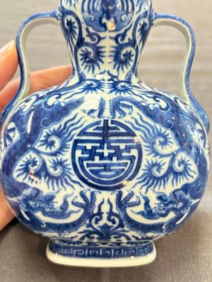 A rare and fine Chinese blue and white double gourd 'dragon' vase with ruyi handles, Qianlong mark and of the period — 照片 6